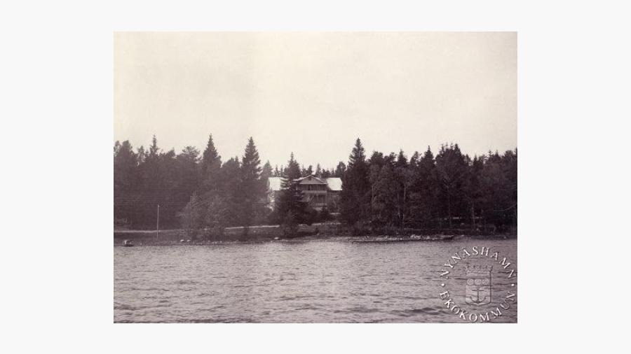 År 1890, huset sett från sjösidan. Foto Okänd