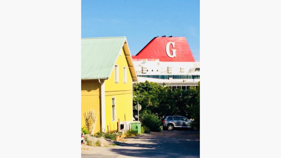 Huset ligger mitt emot terminalen där Gotlandsfärjan avgår. Foto M. Windahl
